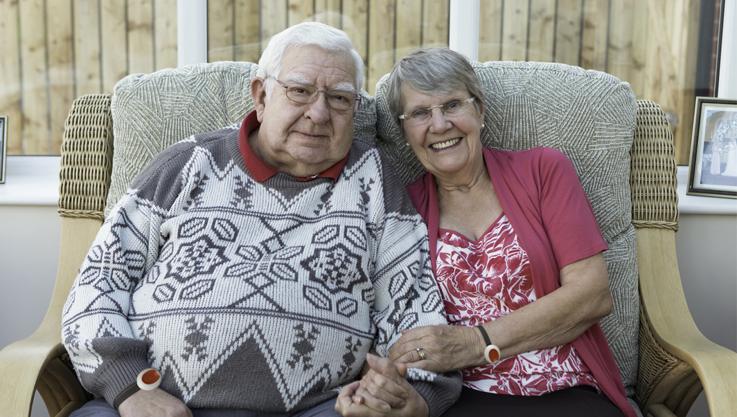 An elderly couple wearing their Carelink24 Pendants